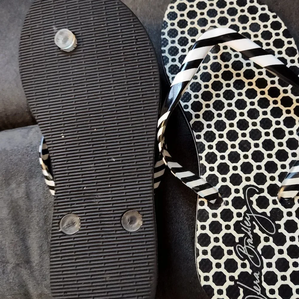 VERA BRADLEY FLIP FLOPS - SIZE 6.5 - BLACK & WHITE - Picture 2 of 3